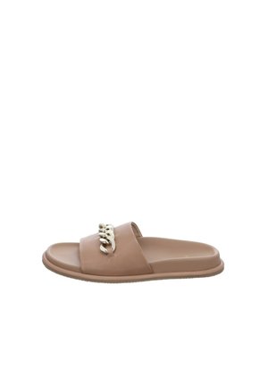 Sandale brune à glissière en matériau lisse, dotée d'une large bande avec un accent de chaîne en or sur le dessus. Semelle plate et design simple.