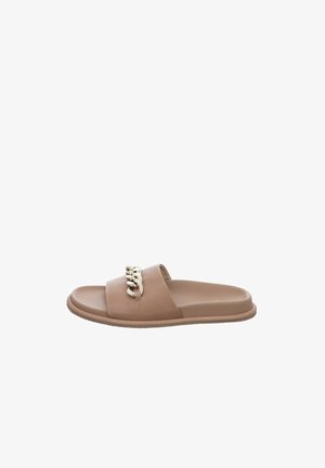 Brązowe klapki wykonane z gładkiego materiału, z szerokim paskiem z akcentem w postaci złotego łańcuszka na górze. Płaska podeszwa i prosty design.