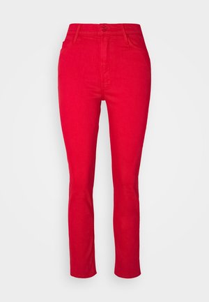 Vaqueros rojos de corte ajustado y cintura alta, con botón frontal, trabillas para cinturón y bolsillos, exhibidos sobre un fondo claro y liso.