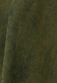 Tejido de color verde oscuro con un tejido texturizado, que muestra un ligero brillo y sutiles variaciones en el color, creando profundidad en el patrón de la superficie.