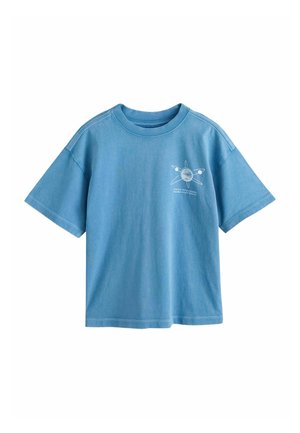 Blå t-shirt med korte ærmer og rund halsudskæring med et lille hvidt atomdesign og tekst på venstre brystområde.