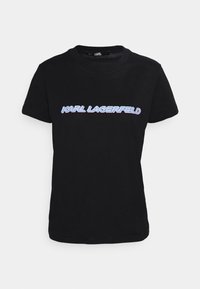 Camiseta de algodón negra con un gráfico frontal en azul claro, que dice "KARL LAGERFELD". Cuello redondo clásico y mangas cortas.