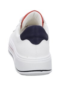 Weißer Sneaker mit einem Obermaterial aus strukturiertem Leder. Verfügt über einen marineblauen Akzent an der Ferse und eine rote Innenauskleidung. Dicke weiße Sohle mit einem schwarzen Streifen.