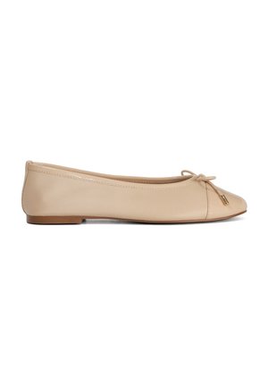 Chaussure ballerine plate beige avec bout arrondi, petit nœud et petit talon, vue de profil sur fond blanc.