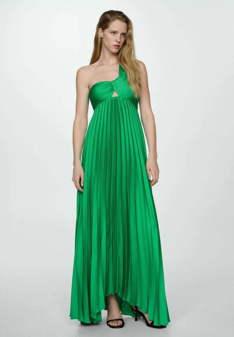 Abito maxi verde con design plissettato, scollatura a spalla unica e dettaglio a chiave tagliato sul busto. Tessuto leggero con texture liscia.