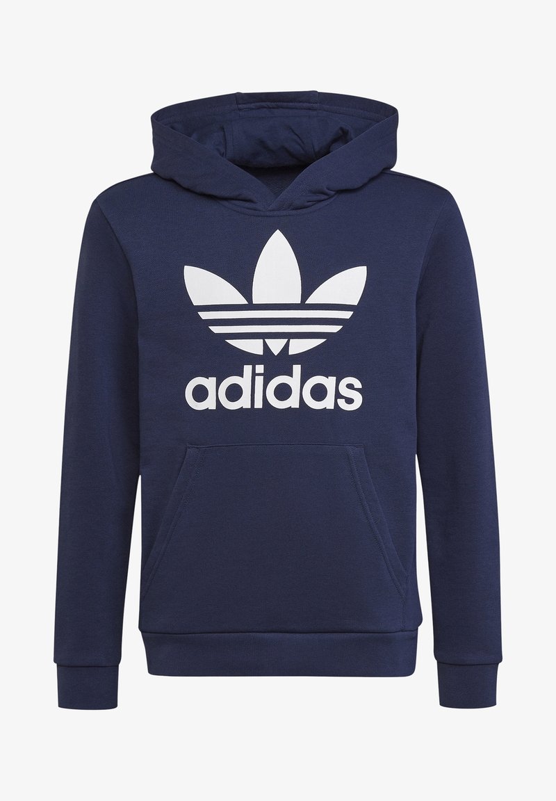 Námorně modrá mikina s kapucí a přední klokankou, s velkým bílým logem Adidas a ikonickým designem tří pruhů na rukávech.
