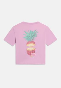 Ανοιχτό μωβ κοντομάνικο πουκάμισο με γραφικό ενός κομμένου ανανά και το κείμενο "Roxy Fruit" στην πλάτη.