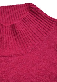 Kuscheliger Strickpullover mit Rollkragen in einem lebhaften Magenta, mit gerippter Textur am Kragen und einem glatten Körper mit weichem Finish.