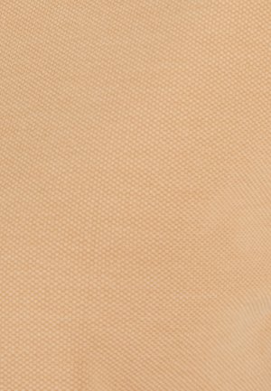 Beige stof met een gestructureerd, gestippeld patroon. Het oppervlak lijkt glad en licht glanzend, geschikt voor diverse textieltoepassingen.