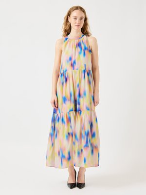 Maxi obleka s halter izrezom, ki ima večbarvni tie-dye vzorec v odtenkih modre, roza in rumene barve, izdelana iz lahkega materiala.