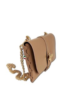 Bruine leren handtas met gegolfde rand, gouden schouderband en bijaccent op de sluiting. Bevat Italiaanse vlagdetail op de ketting.