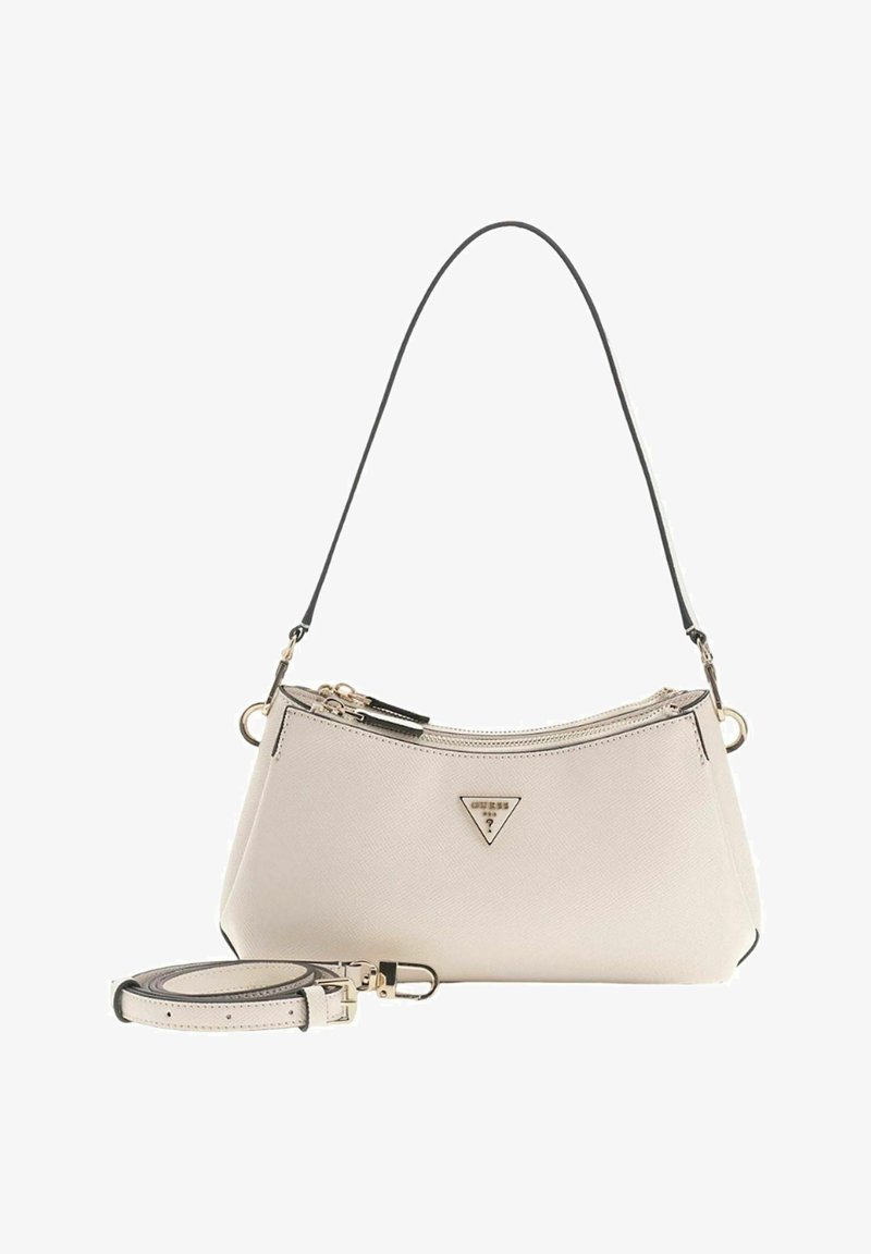 Sac à bandoulière en cuir beige avec une bandoulière amovible, des ferrures dorées, une fermeture éclair et un logo de marque triangulaire à l'avant.