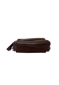 Borsetta in pelle marrone con zip, presenta due tasche frontali e un tirazip con nappina, mostrata su uno sfondo bianco.