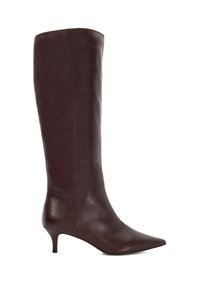 Bruine leren kniehoge laars met een puntige neus en een bescheiden hak. Glad oppervlak met minimale accenten en een slank ontwerp.