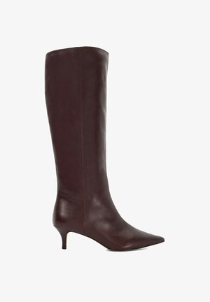 Bruine leren kniehoge laars met een puntige neus en een bescheiden hak. Glad oppervlak met minimale accenten en een slank ontwerp.