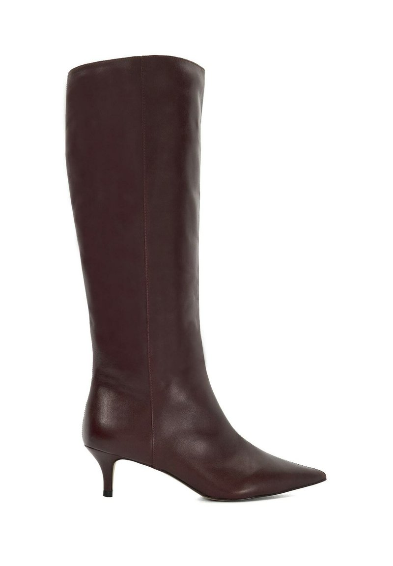 Bruine leren kniehoge laars met een puntige neus en een bescheiden hak. Glad oppervlak met minimale accenten en een slank ontwerp.