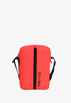 Borsa a tracolla rossa in nylon con dettagli neri e tracolla regolabile. Presenta una cerniera centrale e il logo "FIRE+ICE" in evidenza.