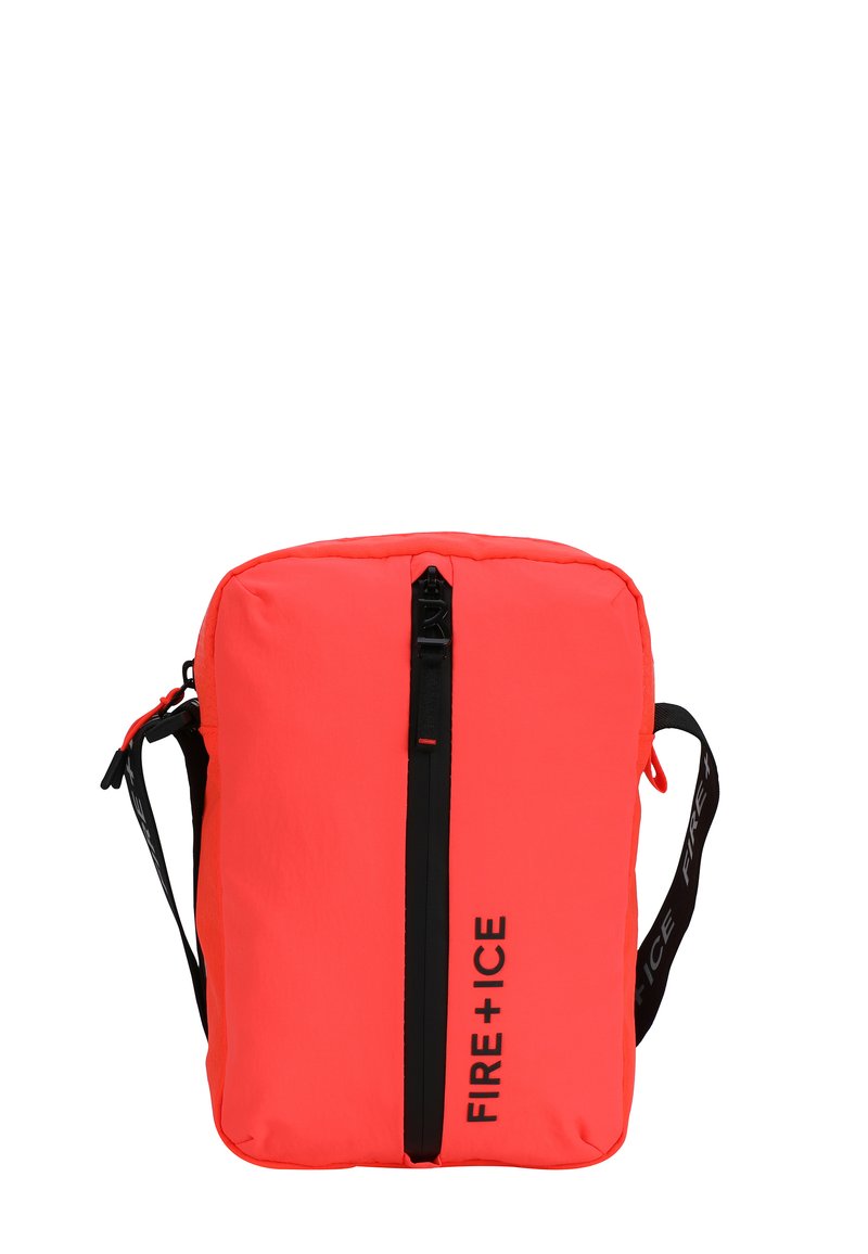 Borsa a tracolla rossa in nylon con dettagli neri e tracolla regolabile. Presenta una cerniera centrale e il logo "FIRE+ICE" in evidenza.