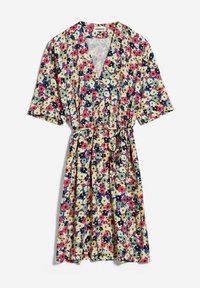 Robe fleurie mi-longue aux genoux avec manches courtes, col en V et ceinture, présentant un motif de fleurs rouges, jaunes, bleues, blanches et bleu marine sur un fond clair.