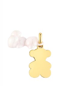 Charm en forme d'ours en peluche en or attaché à une pièce brillante en forme de nuage blanc. L'ours présente des bords arrondis et une surface lisse.
