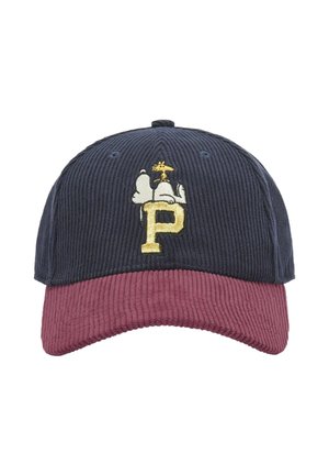 Casquette de baseball en velours côtelé bleu marine et bordeaux avec Snoopy brodé couché sur une lettre P jaune avec Woodstock sur sa tête.