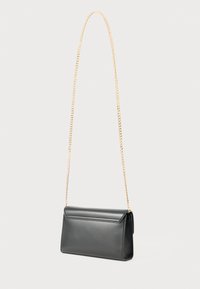 Borsa a tracolla nera in ecopelle con forma rettangolare, parte superiore piatta e una tracolla in catena dorata. Tessuto liscio e design minimalista.