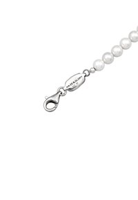 Collana di perle bianche con chiusura a gancio in argento, caratterizzata da un'etichetta metallica timbrata con la scritta "HAZE & GLORY." Perle lisce e rotonde disposte in un motivo uniforme.