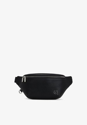 Melnas ādas fanny pack ar teksturētu virsmu, aprīkots ar rāvējslēdzēja aizdari, sudraba akcentu priekšpusē un regulējamu siksnu.