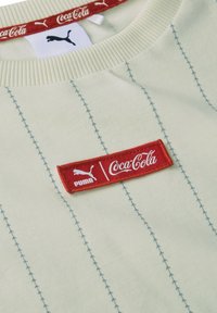 Puma COCA-COLA ALL-OVER-FÜR - T-shirts med print - ivory glow