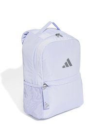 Svetlofialový batoh s obdĺžnikovým tvarom, ktorý má predné zipsové vrecko, sieťovanú časť na boku a šedé logo Adidas.