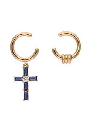 Hoop-øreringe i guldton med et vedhæng formet som et blåt ædelstenskors med en klar sten i midten, der fremhæver rektangulære og runde former.