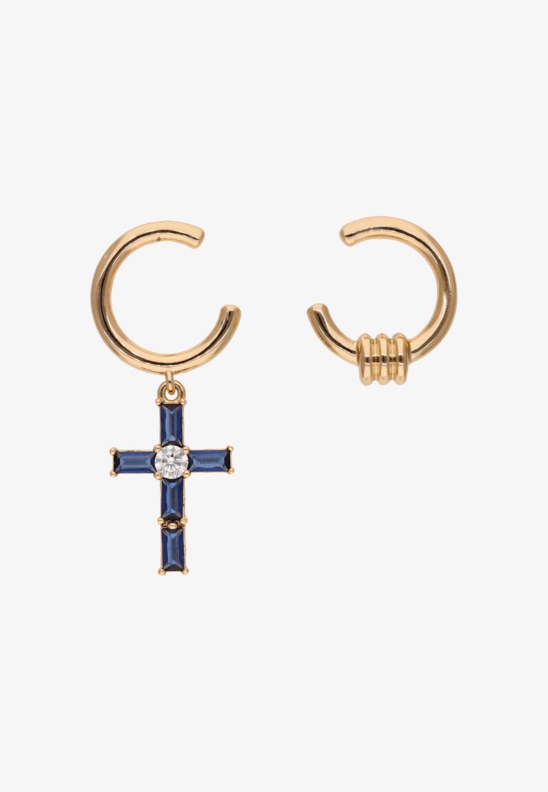 Pendientes de aro en tono dorado con un colgante de cruz de piedra preciosa azul y una piedra transparente central, destacando formas rectangulares y redondas.