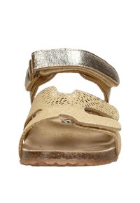 Vooraanzicht van een beige sandaal met een gestructureerd bovenwerk, open ontwerp, metalen gouden enkelbandje en kurken zool met rubberen buitenzool.