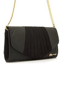 Zwarte clutch met een kettingband, voorzien van gladde en gestructureerde panelen, geplooid ontwerp en gouden hardwareaccenten.