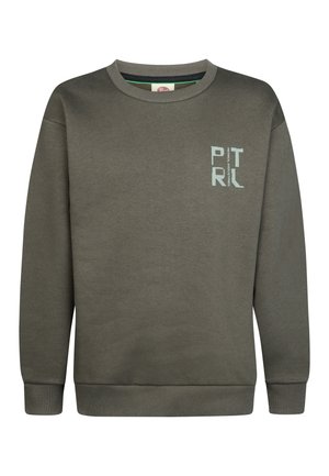 Donkergroene crewneck-trui met geribde manchetten en zoom, met een klein lichtblauw "Petrol Industries" tekstlogo op de linkerborst.