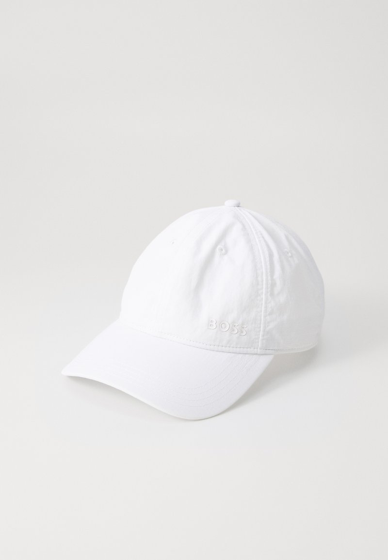 Casquette de baseball blanche en tissu avec le logo brodé "BOSS". Elle a un visière courbée et des œillets de ventilation sur la couronne.