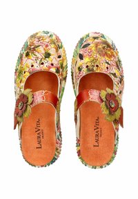 Chaussures à enfiler à imprimé floral avec un extérieur en cuir, dotées d'une sangle rouge et d'un accent floral décoratif, semelle intérieure en cuir doux marron, semelle texturée.