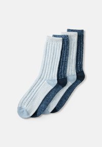 Três pares de meias caneladas em diferentes tons de azul e azul claro, com tecido texturizado e detalhes contrastantes em azul escuro.