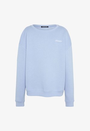 Sweatshirt bleu clair en tissu doux, avec un col rond, des épaules tombantes et un petit logo blanc sur la poitrine gauche.