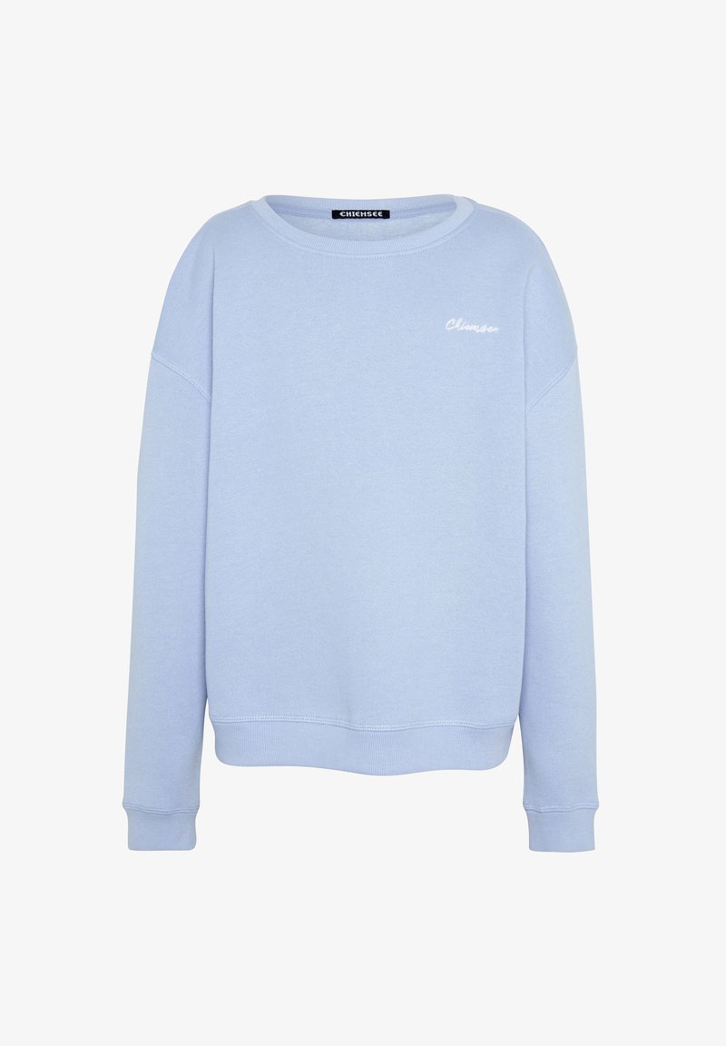 Sweatshirt bleu clair en tissu doux, avec un col rond, des épaules tombantes et un petit logo blanc sur la poitrine gauche.