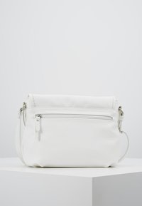 Weiße Leder-Crossbody-Tasche mit einem oberen Klappenverschluss, einem Reißverschluss-Frontfach und einem abnehmbaren Schulterriemen. Glatte Textur, schlichtes Design.