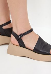 Cesare Gaspari Sandalias con plataforma - black