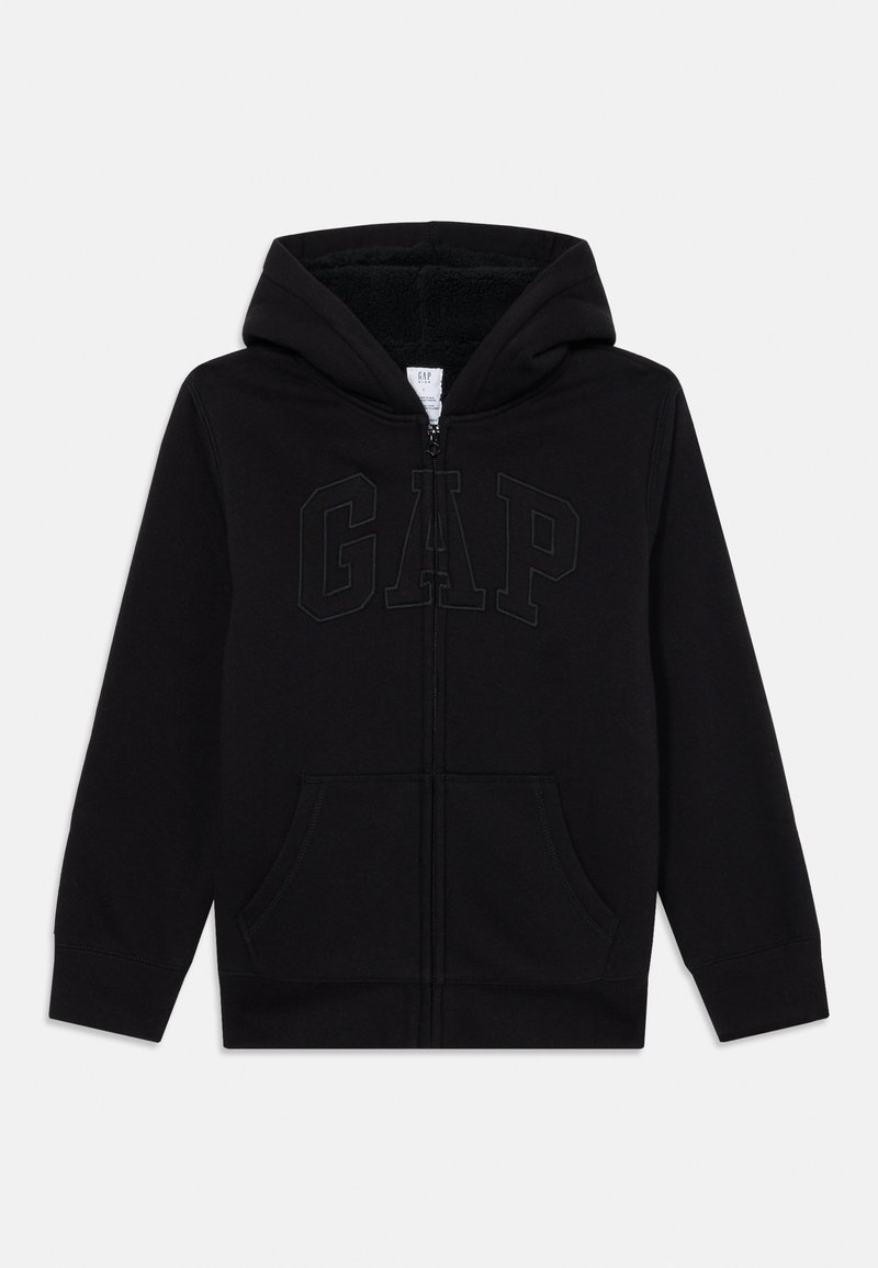 Schwarze Zip-Hoodie mit Fronttaschen, fleece-gefütterter Kapuze und geprägtem "GAP"-Logo auf der Brust, flach auf einem weißen Hintergrund ausgelegt.