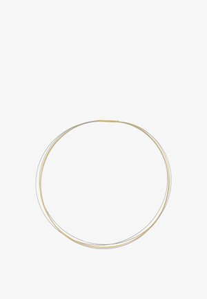 Kovový choker náhrdelník se dvěma propojenými pruhy; jeden ve zlatém tónu a druhý ve stříbrném tónu, s hladkým, lesklým povrchem.