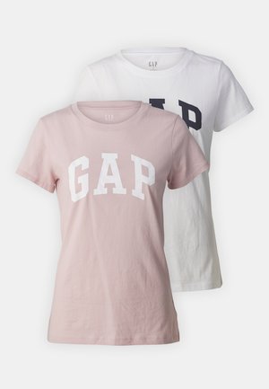 To bomulds T-shirts: en lyserød med hvid "GAP" skrift, en hvid med marineblå "GAP" logo. Korte ærmer og rund halsudskæring.