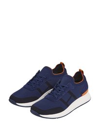 Zapatillas deportivas de color azul marino, fabricadas en malla y textil. Presentan un patrón negro, acentos naranjas en el talón y una suela blanca. Diseño con cordones.