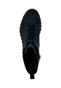 Schwarzer Knöchelstiefel aus Veloursleder mit strukturierter Oberfläche, Metallösen, Gummisohle und einer Zuglasche an der Ferse für einfaches An- und Ausziehen.