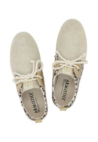 Baskets avec une tige en daim beige, un motif léopard sur le côté, des lacets ronds et des accents beiges. Comprend un logo sur la languette et une tirette.