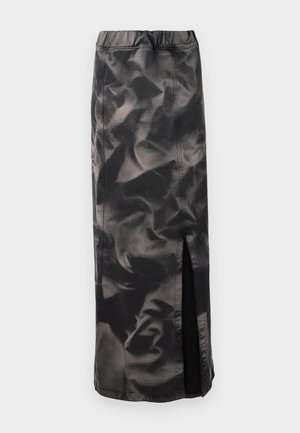 Jupe noire avec une texture brillante et froissée, dotée d'une fente sur le côté. Dispose d'une taille élastique et de détails de couture visibles.