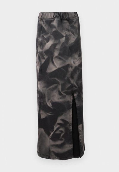 Sort nederdel med en skinnende, krøllet tekstur og sideslids. Har en elastisk talje og synlige sømdetaljer.